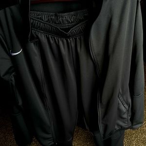 This is a good condition used large woman’s Nike sweat suit.